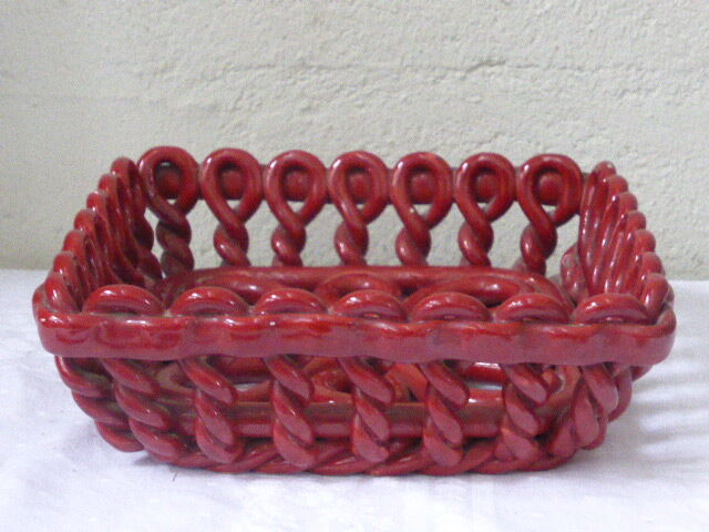 Ceramic enamelled basket plate