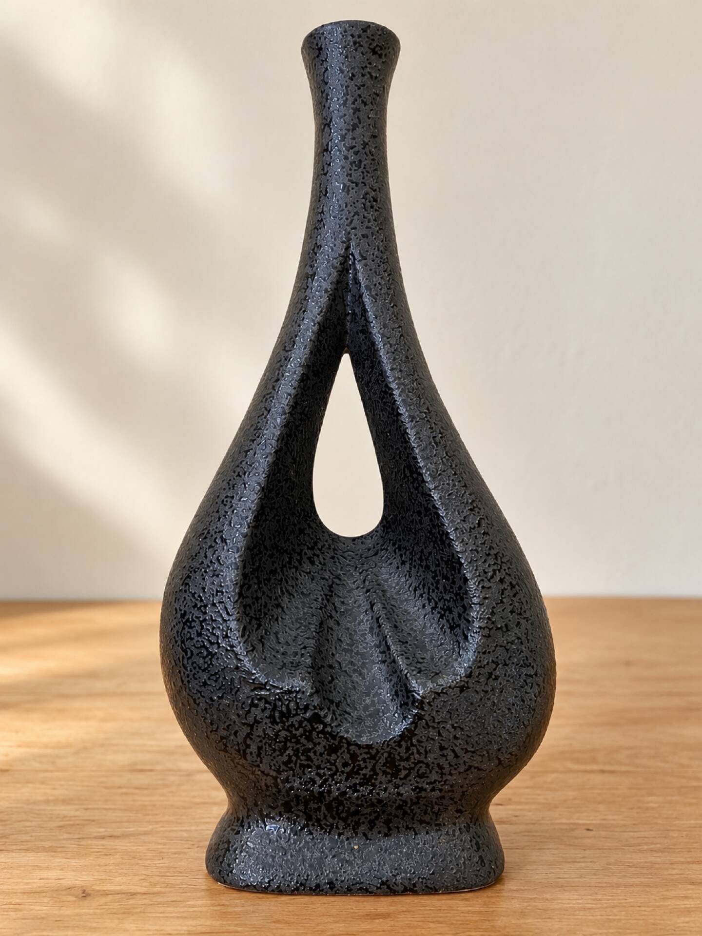 Vase soliflore sculptural en céramique noire – années 60/70