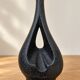 Vase soliflore sculptural en céramique noire – années 60/70