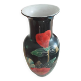 Vase chinois émaillé noir et décor de fleurs rouges