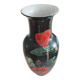 Vase chinois émaillé noir et décor de fleurs rouges