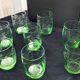 8 Verres à eau forme gobelet en verre vert  Décor gravé
