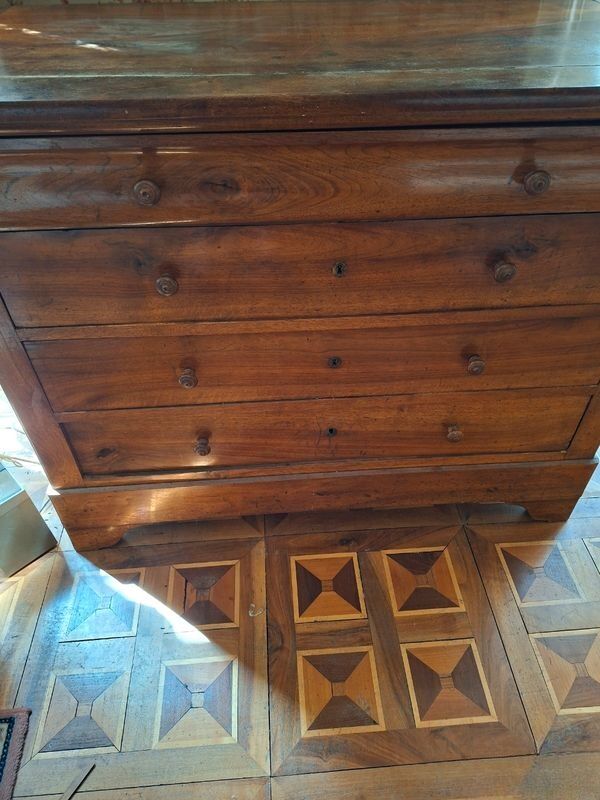 Walnut chest of drawers