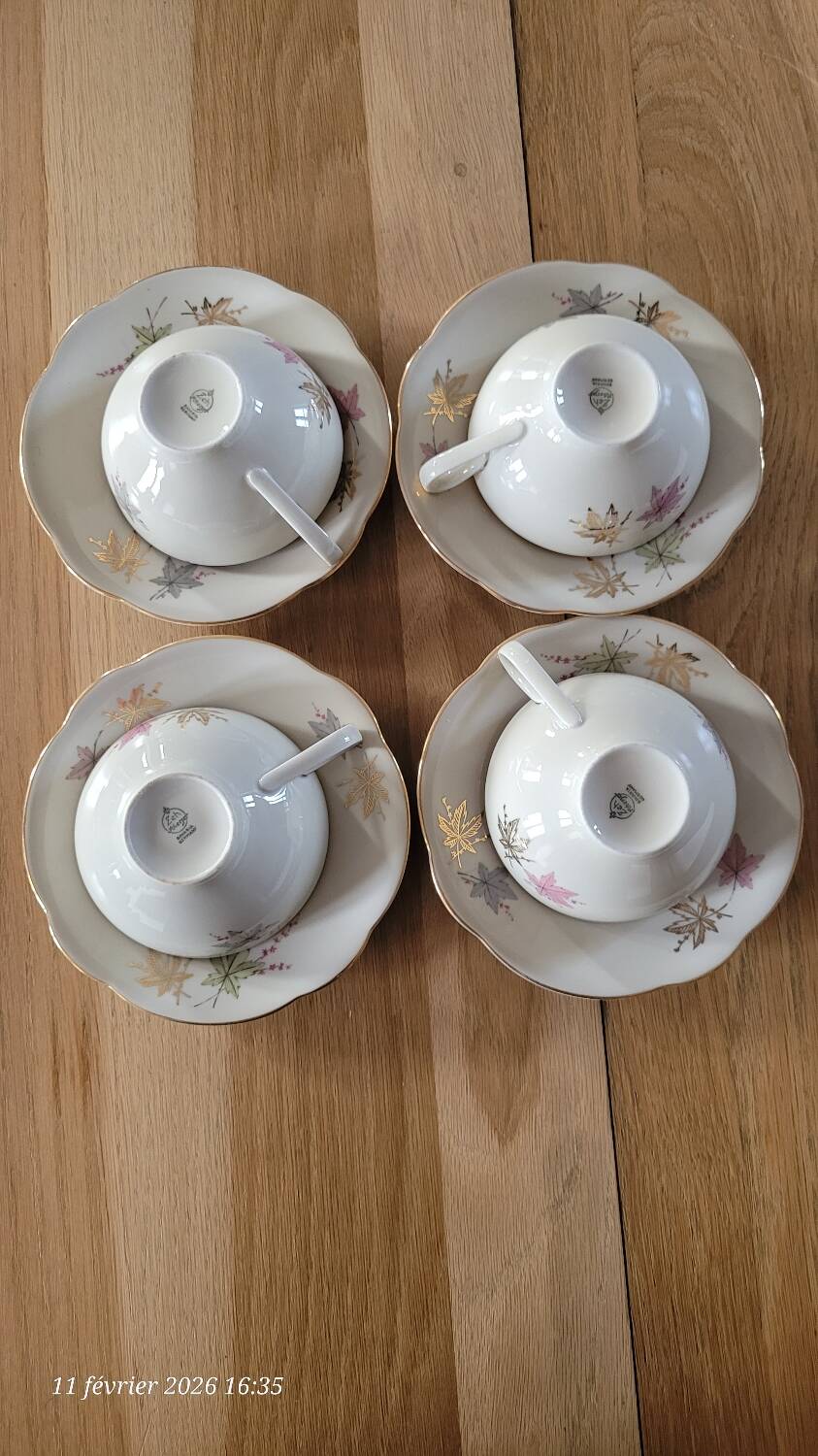 4 cups and saucers made of fine porcelain from Bavaria.