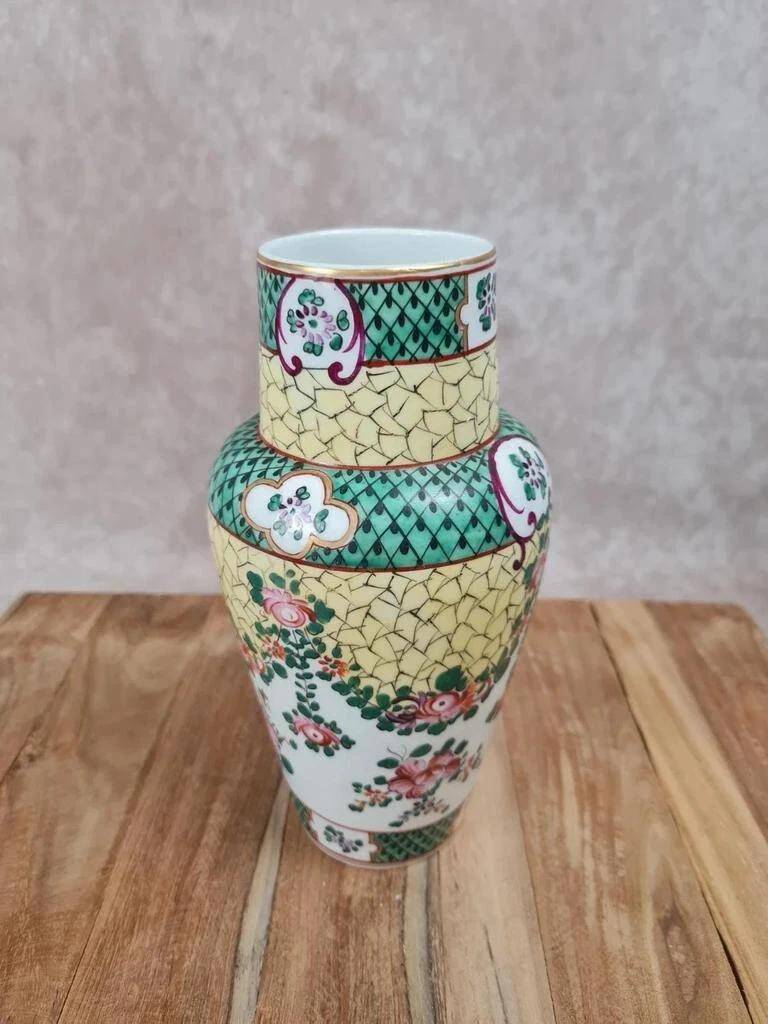 Vase en porcelaine chinoise fond jaune famille-rose doré à l’or fin