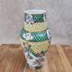 Vase en porcelaine chinoise fond jaune famille-rose doré à l’or fin