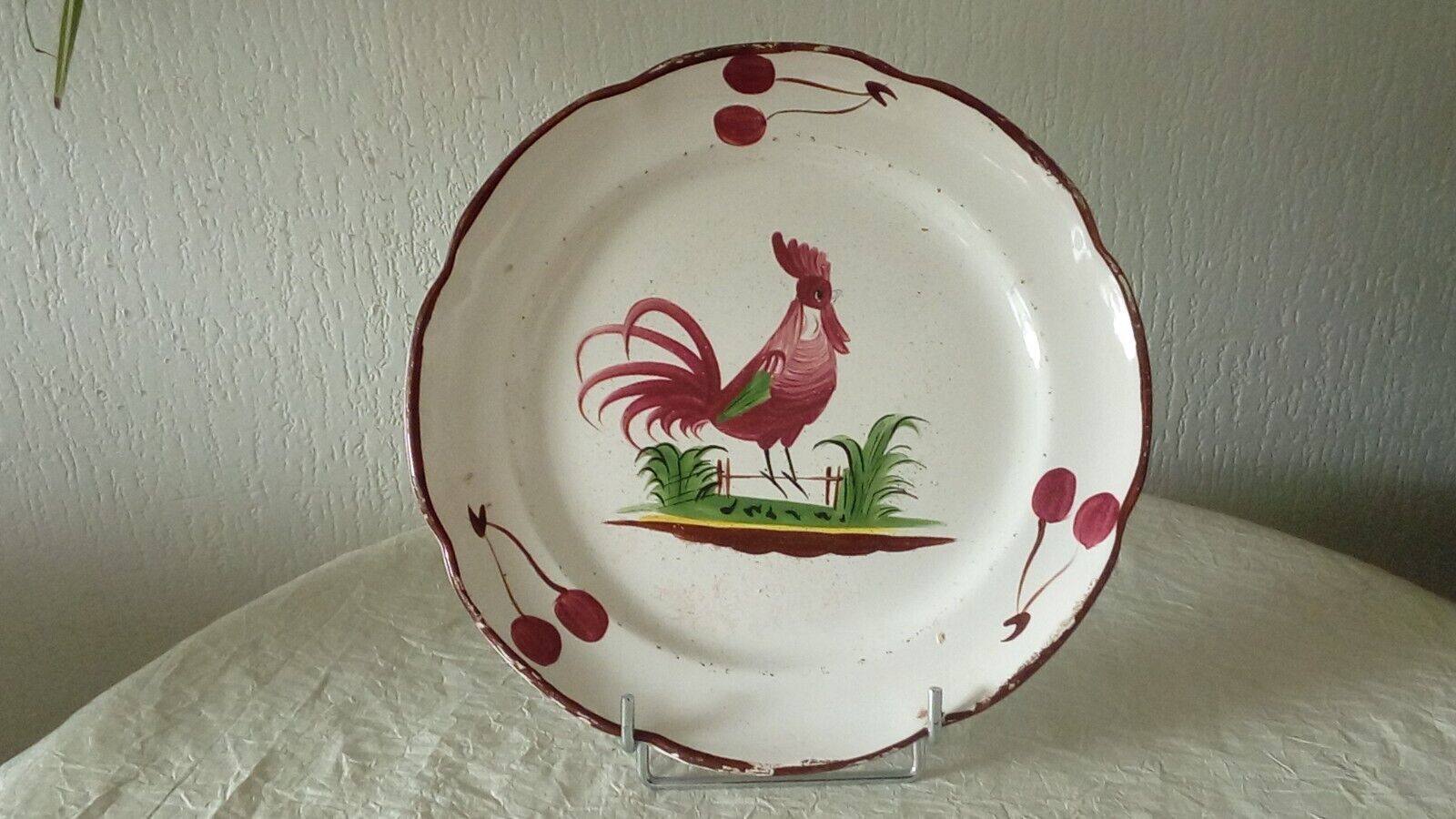 Assiette en faience st clement coq aux cerises 20 eme