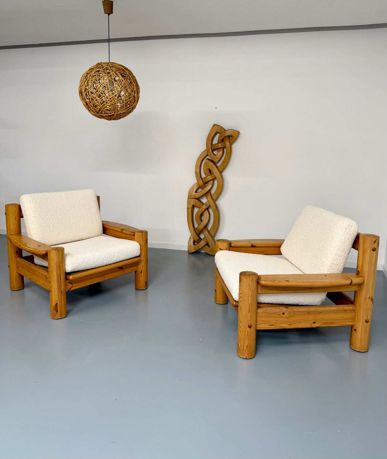 Set of 2 armchairs in solid pine with boucle fabric, 1970s Scandinavian design.