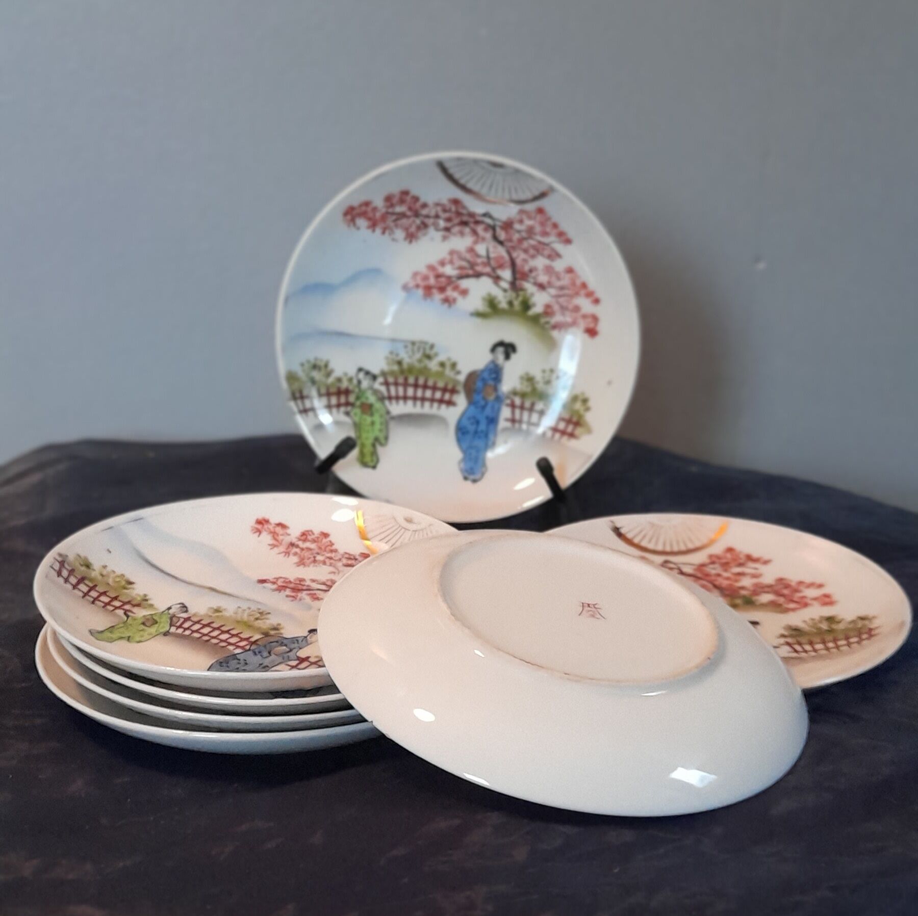 7 sub-cups / small plates porcelain extrafine geisha décor and Japanese landscape, early twentieth century