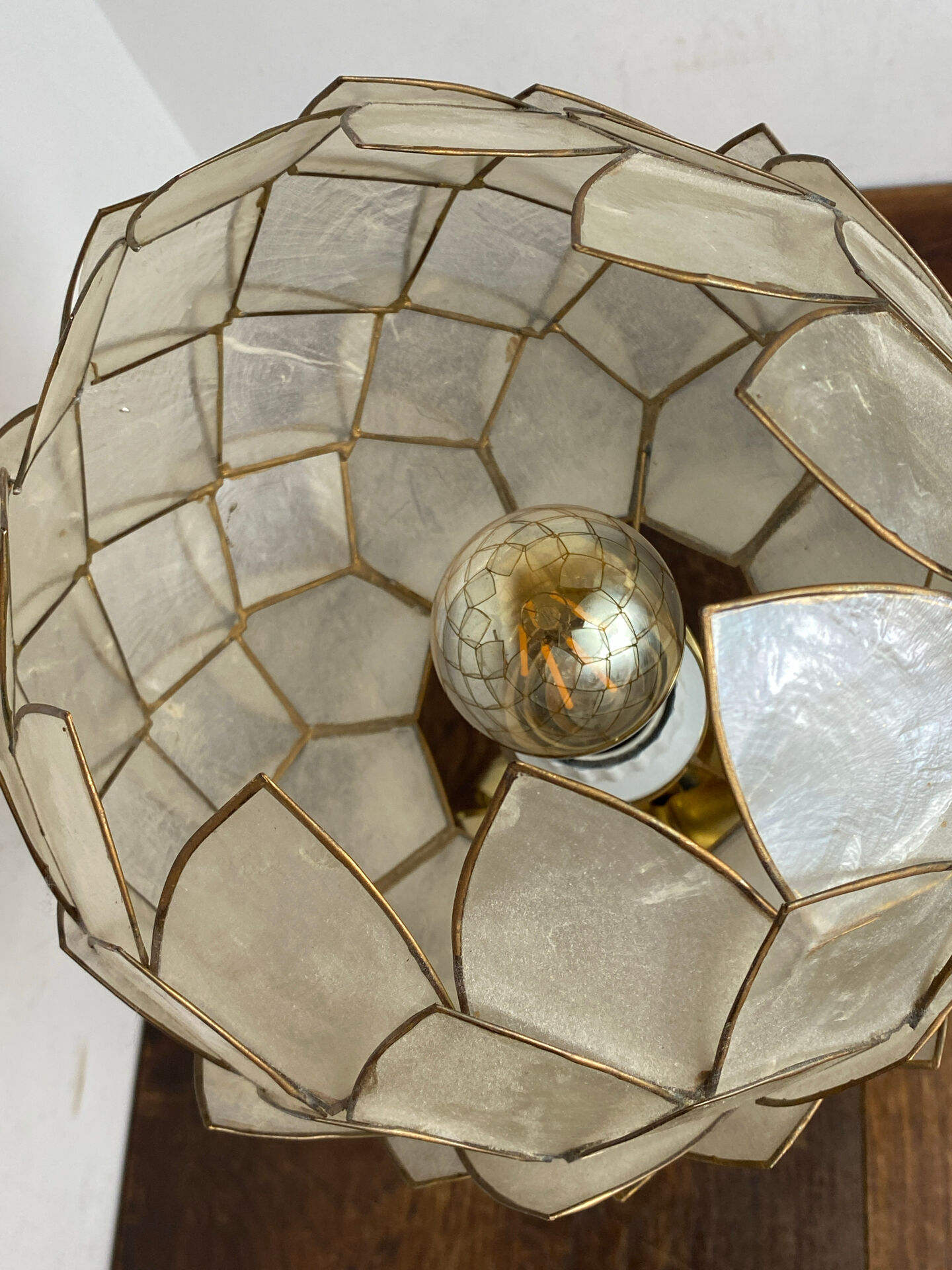 Lampe en laiton, métal et nacre