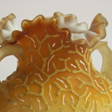 Vase en verre corallien de style victorien, couleur pêche, fin du XIXe siècle.