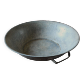 Round zinc basin planter with two handles underneath