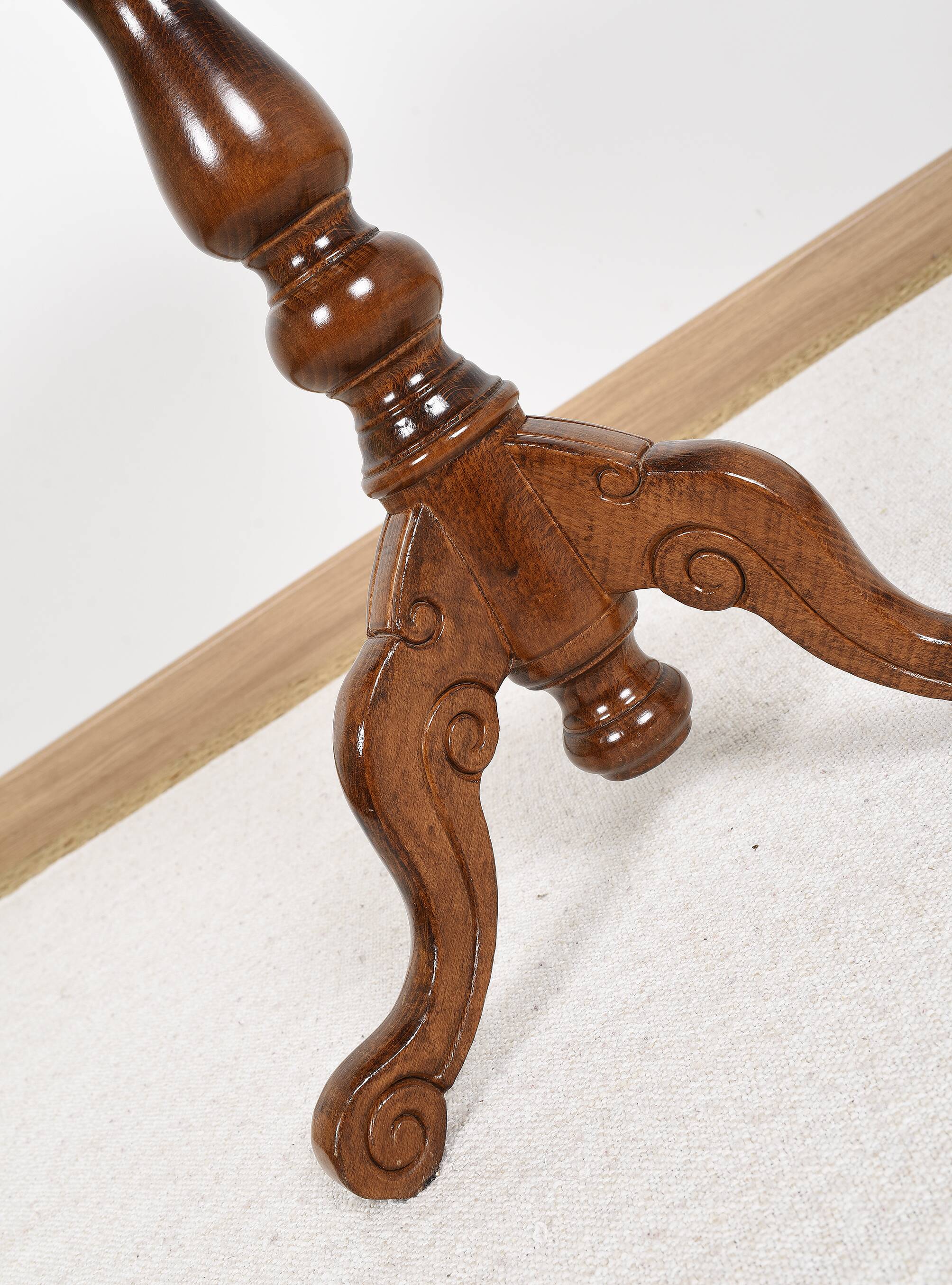 Pedestal table or side table, carved wooden legs, inlaid veneer on the top.