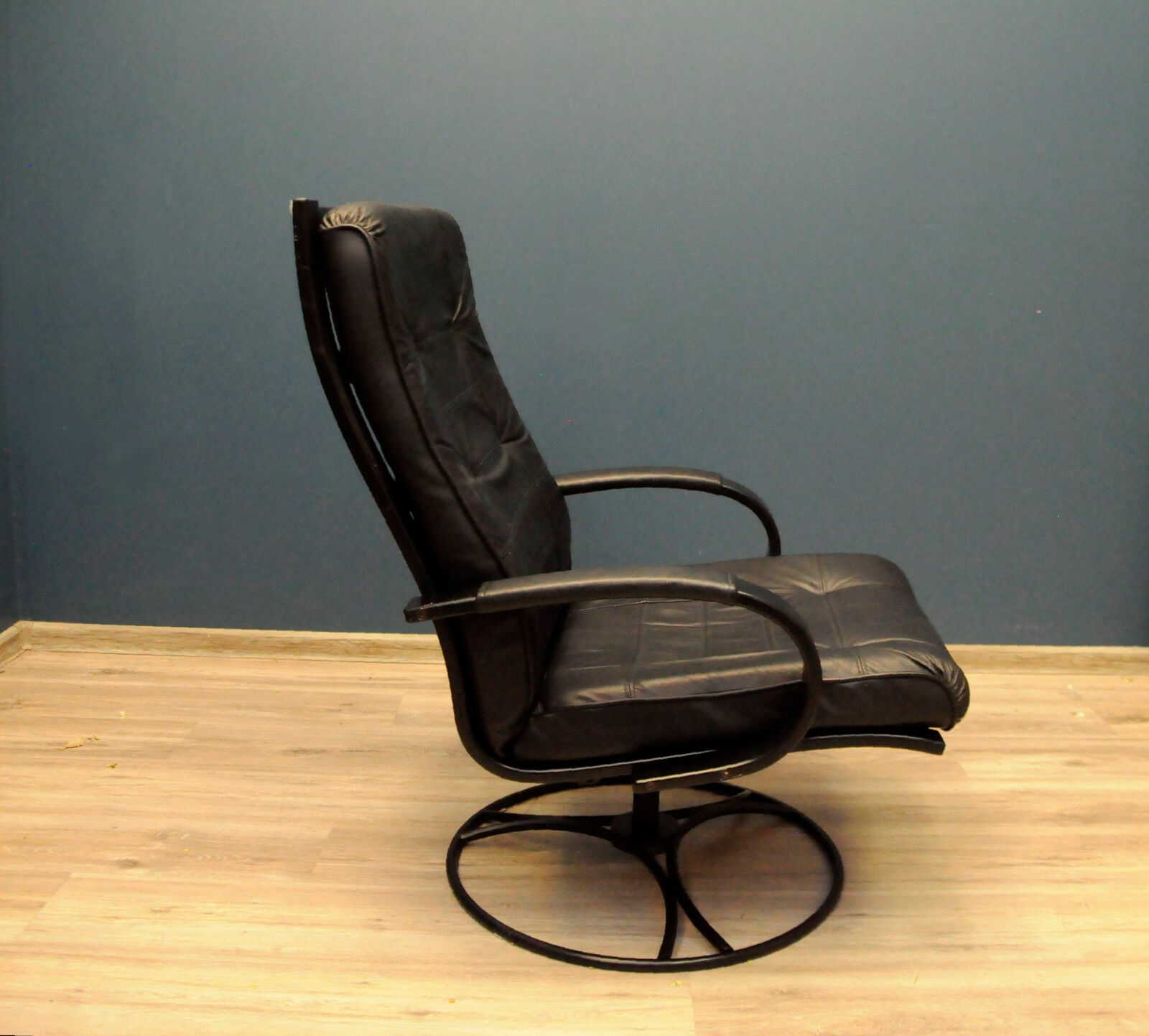 Modern armchair in black leather Gota Mobler