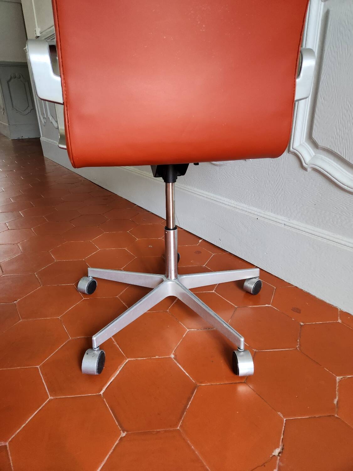 Oxford armchair by Fritz Hansen in walnut leather