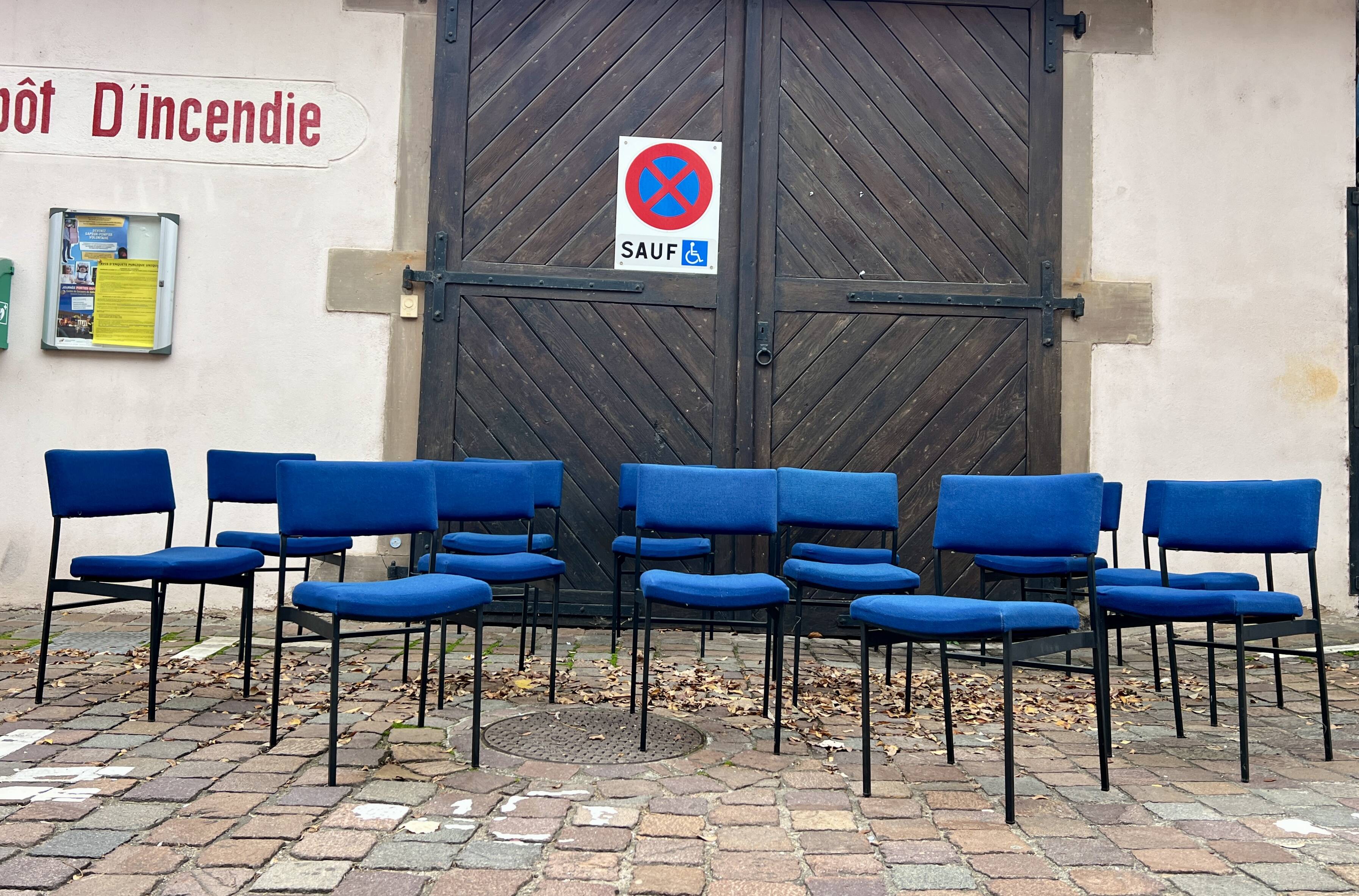 🪑 Set of 13 vintage blue fabric chairs – black metal legs – Guer style