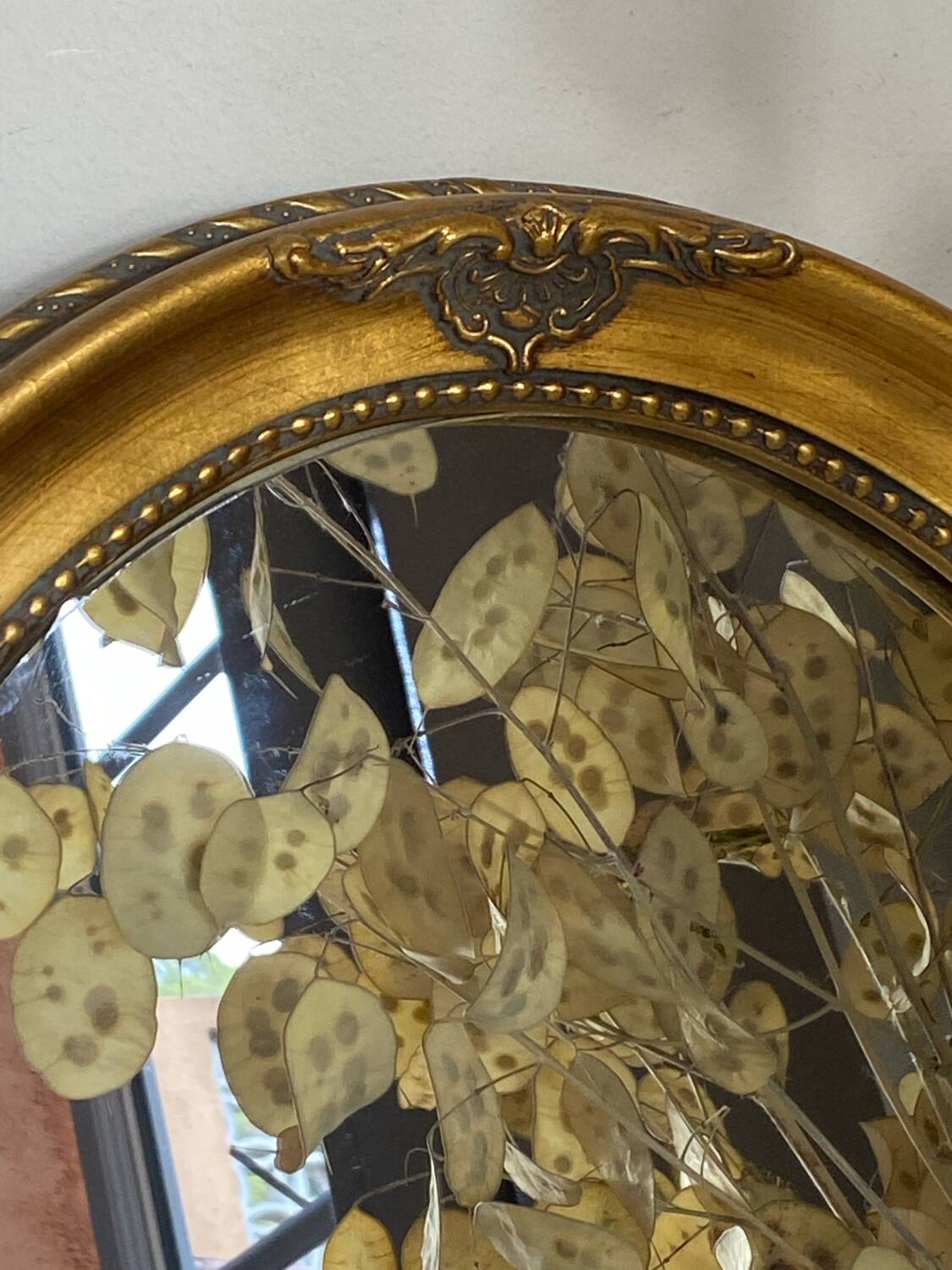 Oval-shaped gilded wooden mirror