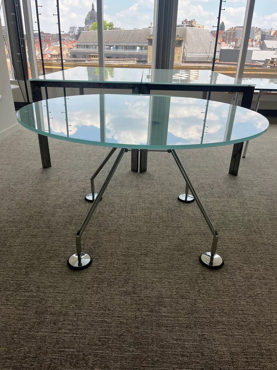 Table Nomos Norman Foster, verre et aluminium.