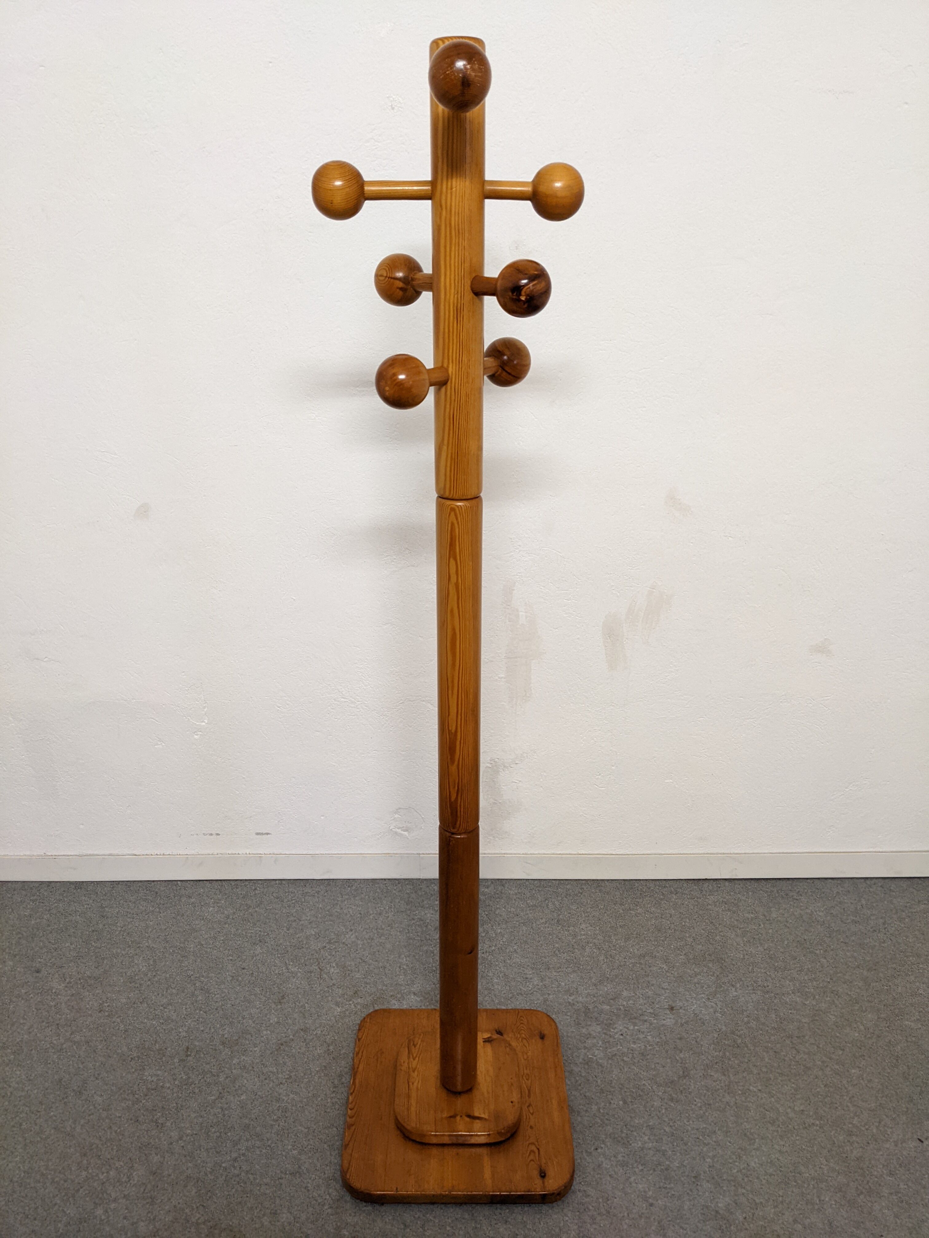 Pine parrot coat rack from the 70s