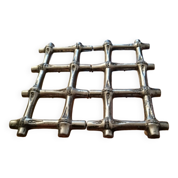 Dessous de plat en metal argente extensible annee 1970
