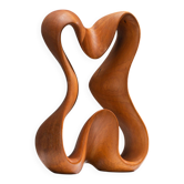 Sculpture abstraite avec des courbes organiques fluides.