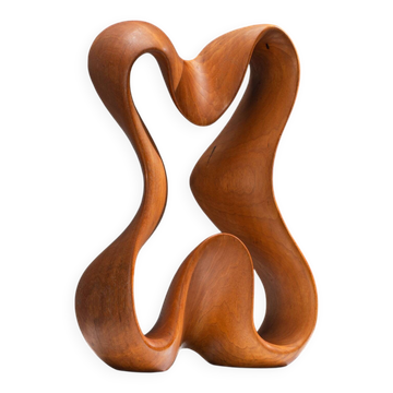 Sculpture abstraite avec des courbes organiques fluides.