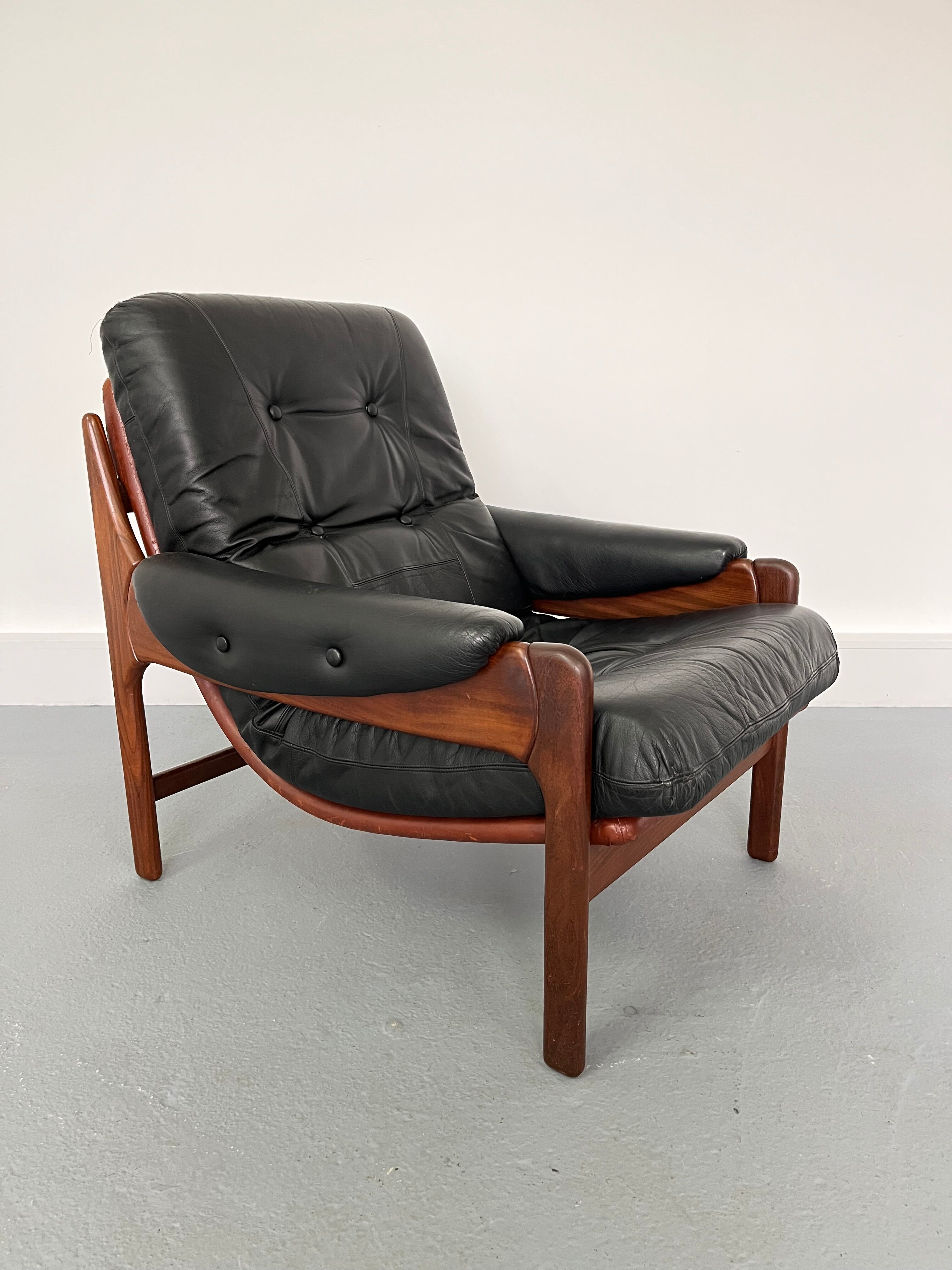 Fauteuil en teck et cuir années 1960