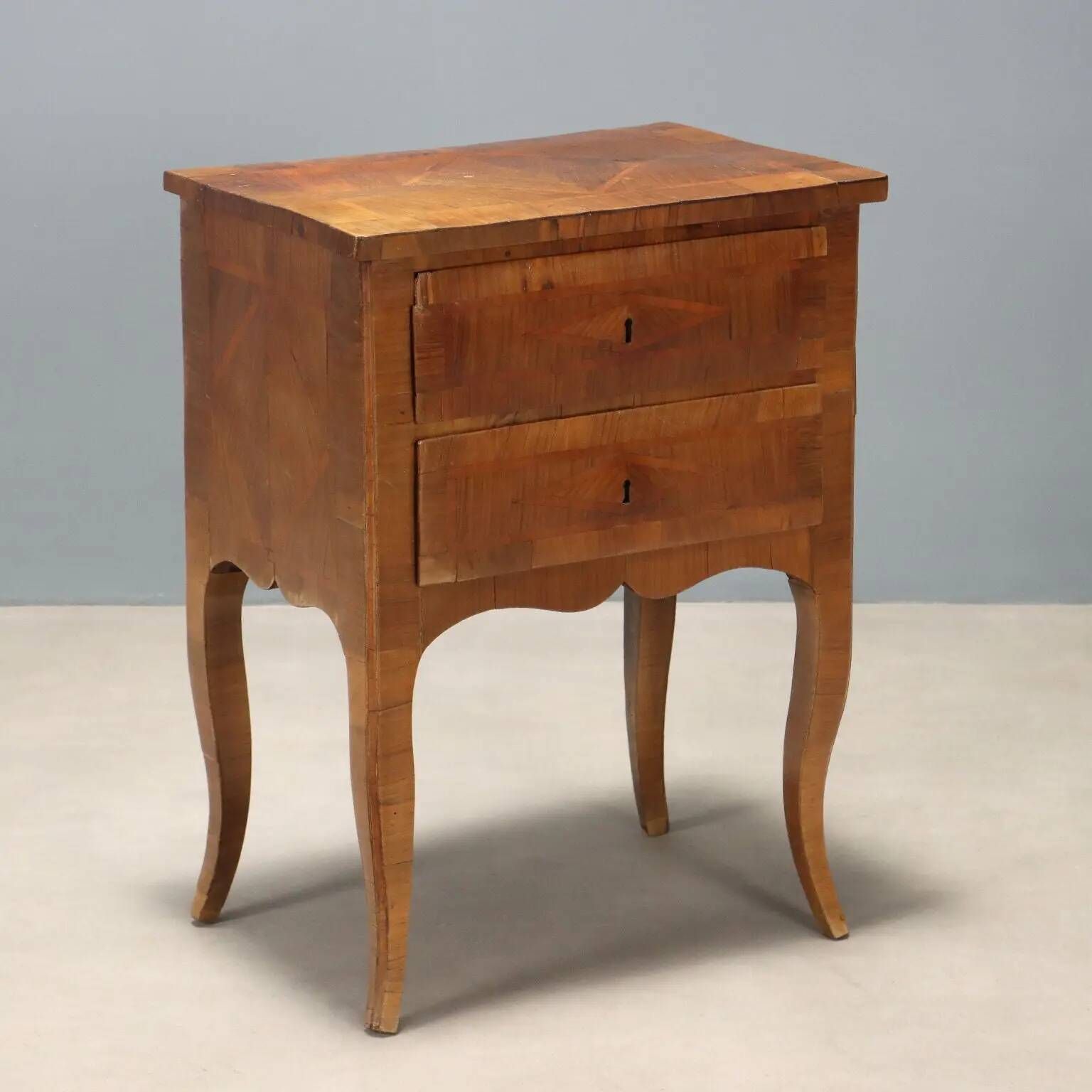 Antique baroque bedside table in walnut and rosewood, Italy, 18th century.