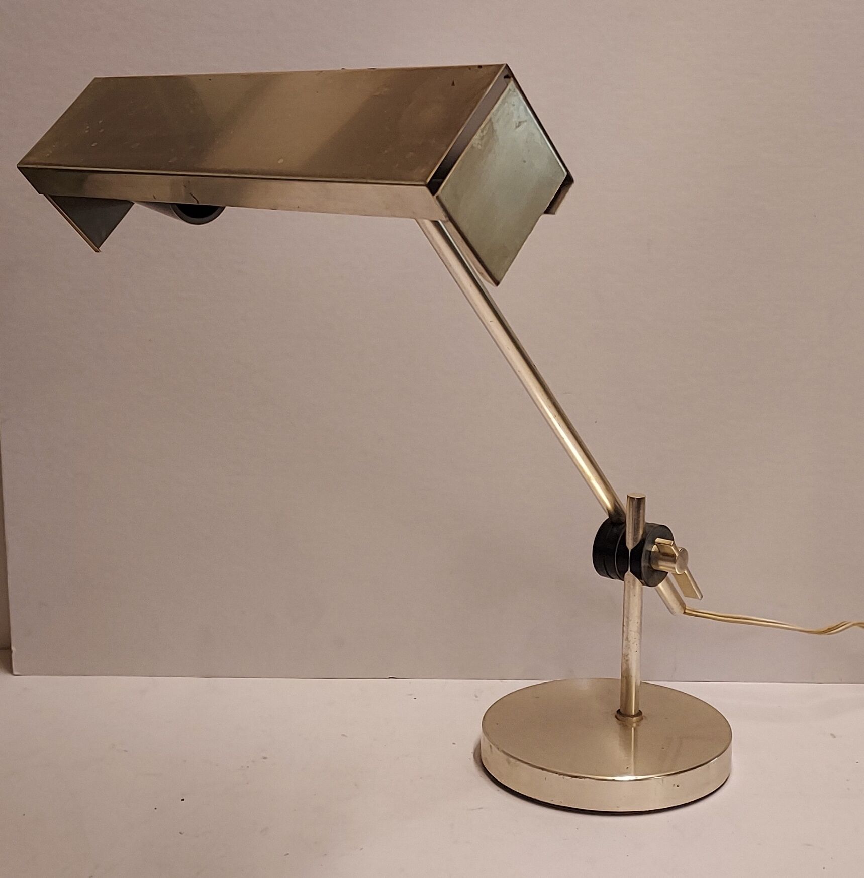 Desk light adjustable