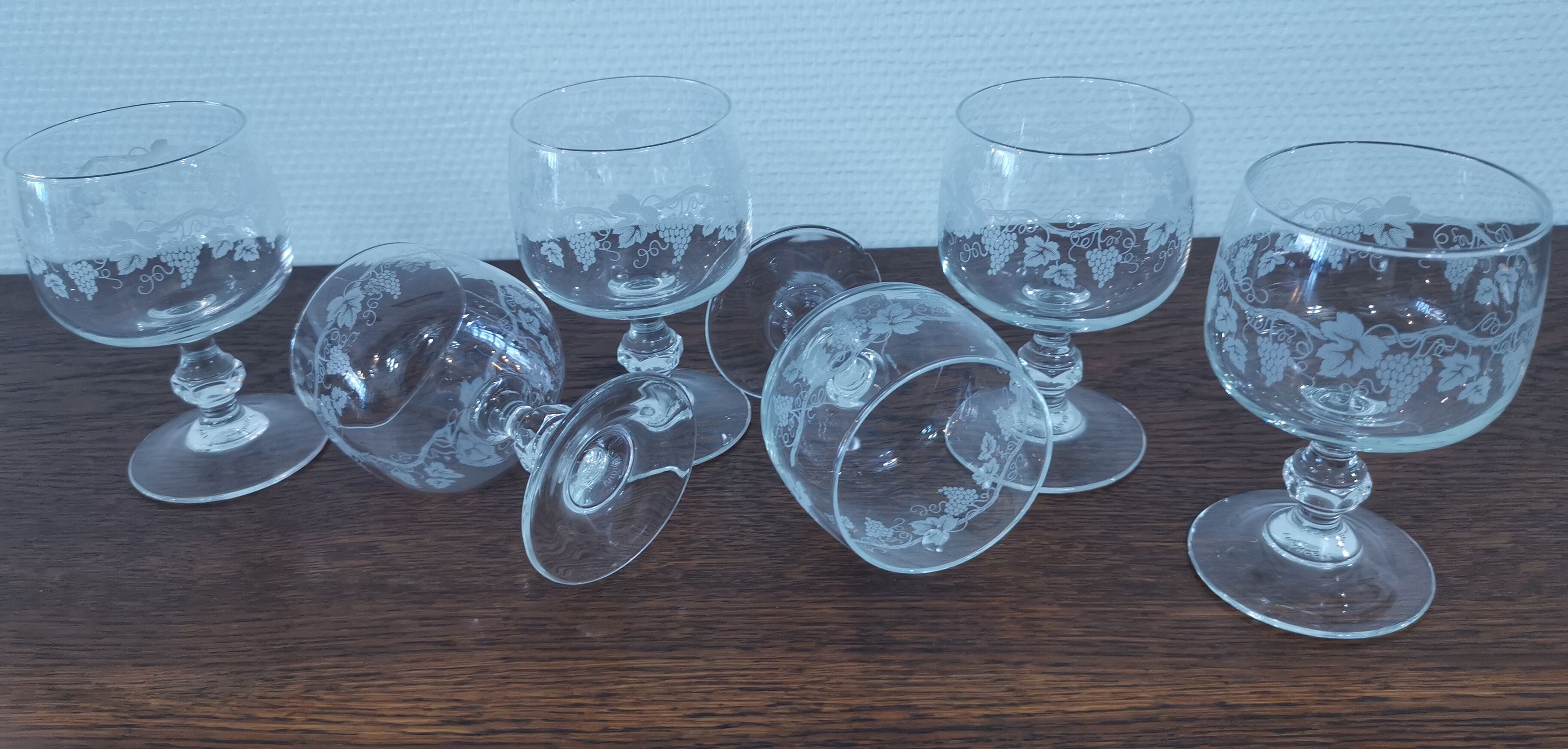 Set of 6 water glasses on crystal feet, grape decoration and vine shoot Luminarc