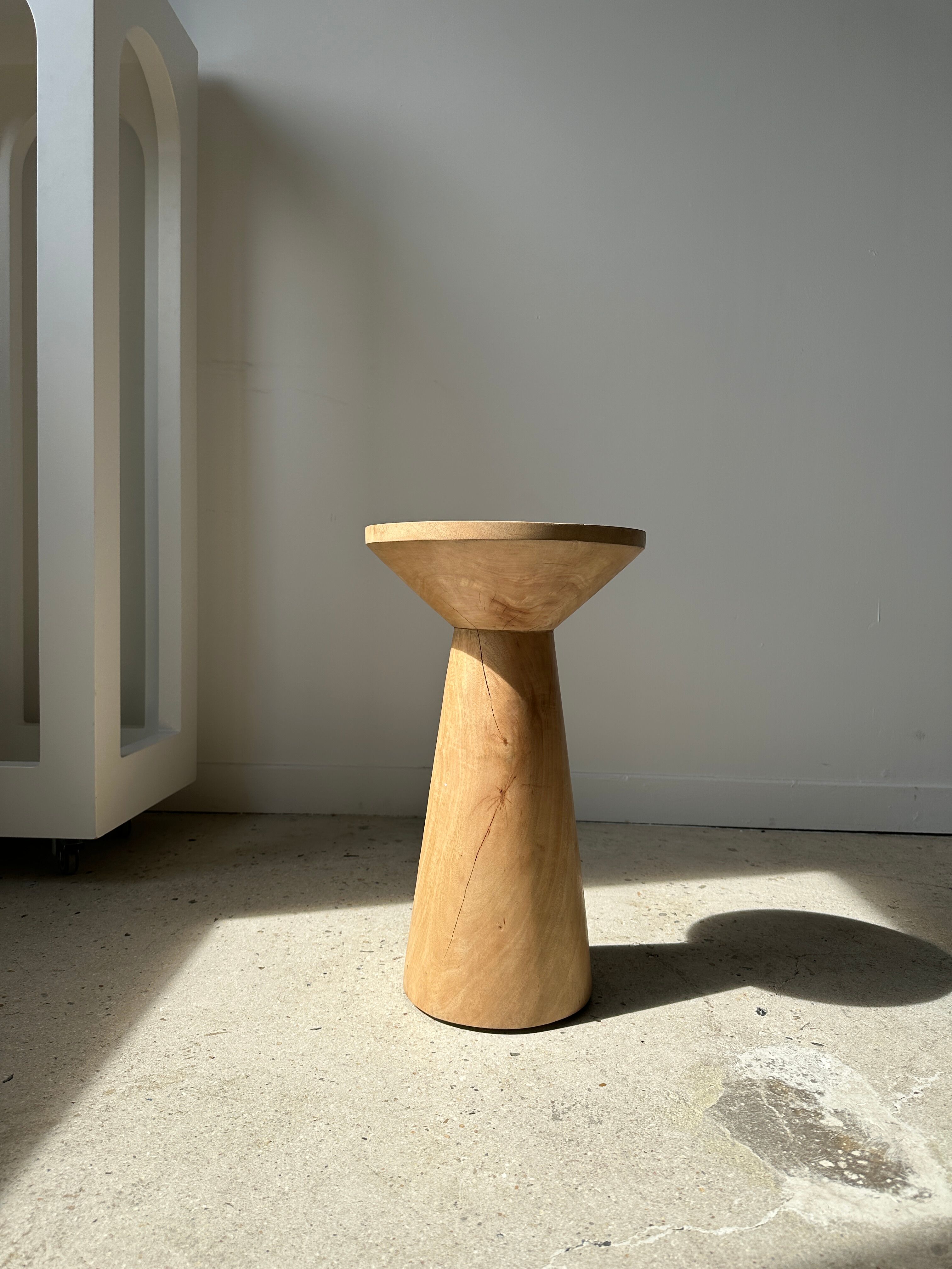 Side table, end of sofa in natural mango monoxyl conical tray H:50cm