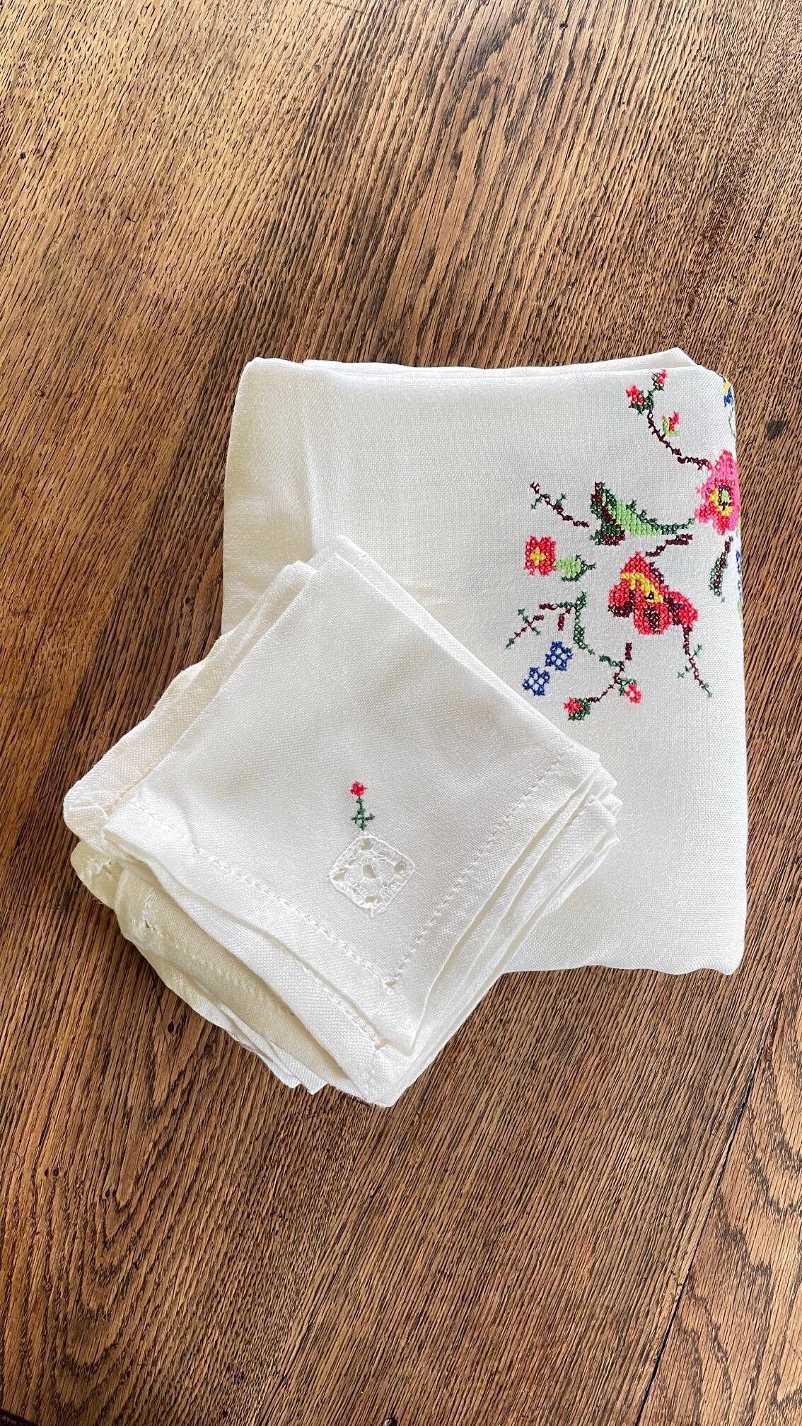 Embroidered tablecloth + 12 vintage napkins