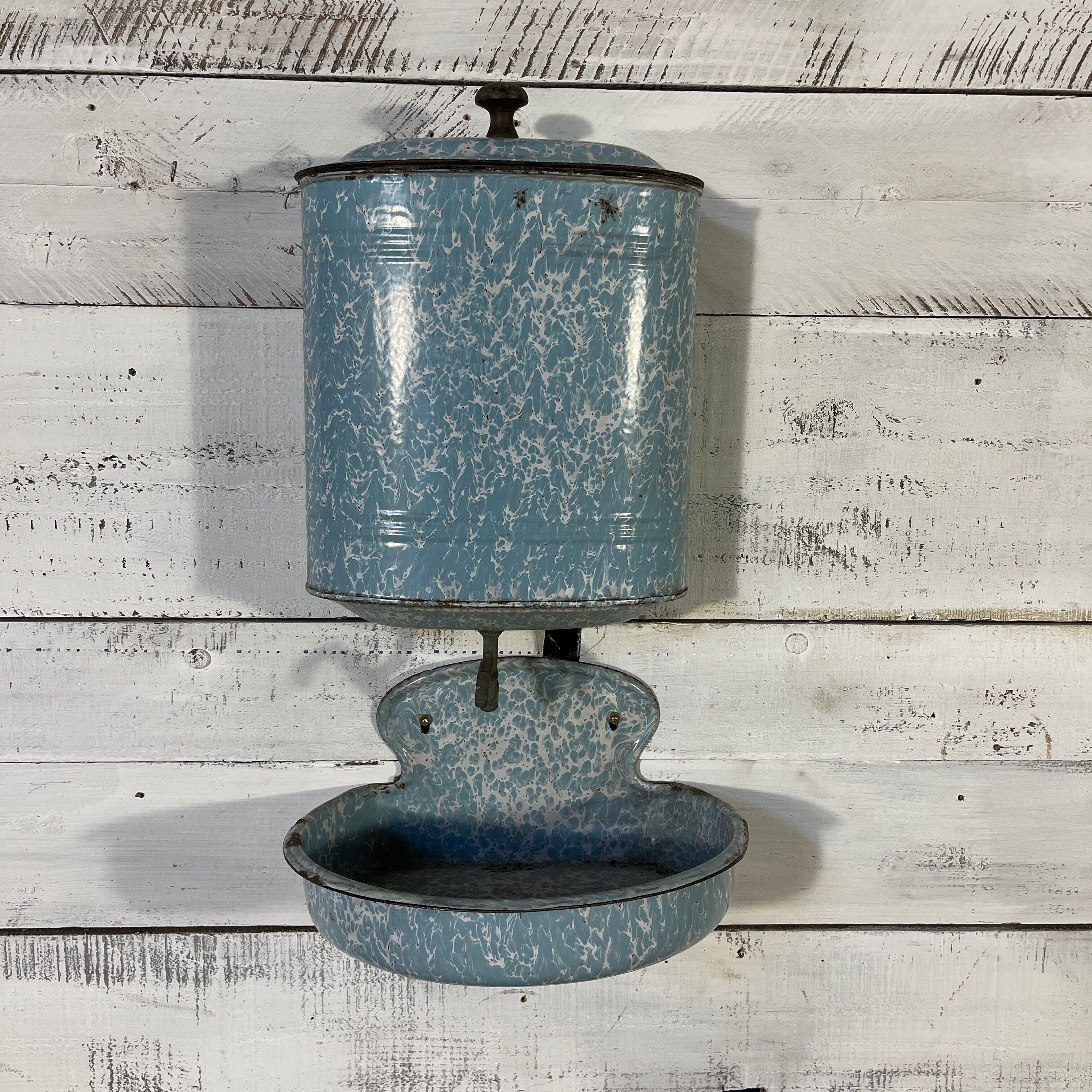 Fountain with washbasin