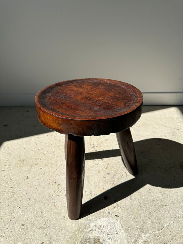 Tabouret en bois massif brun assise circulaire creuse