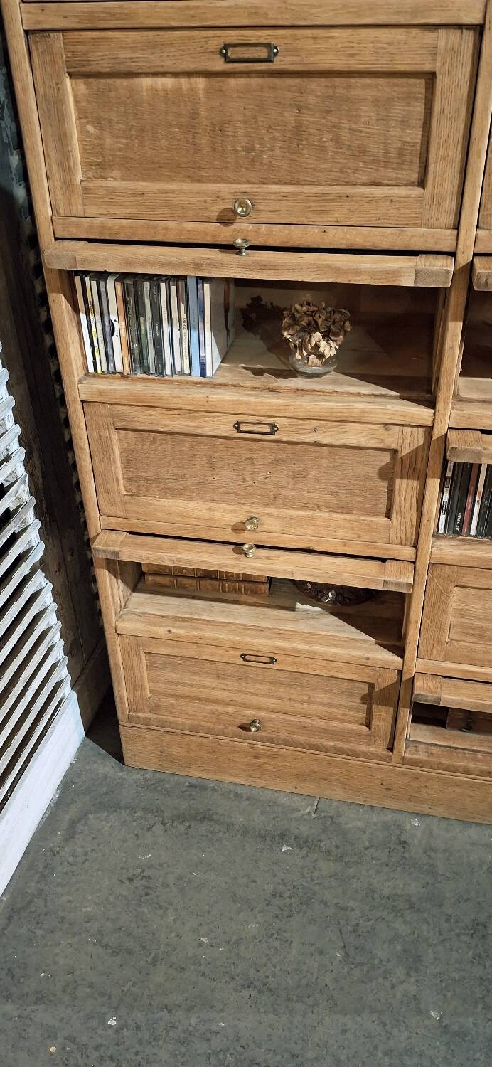 Trade cabinet with flaps