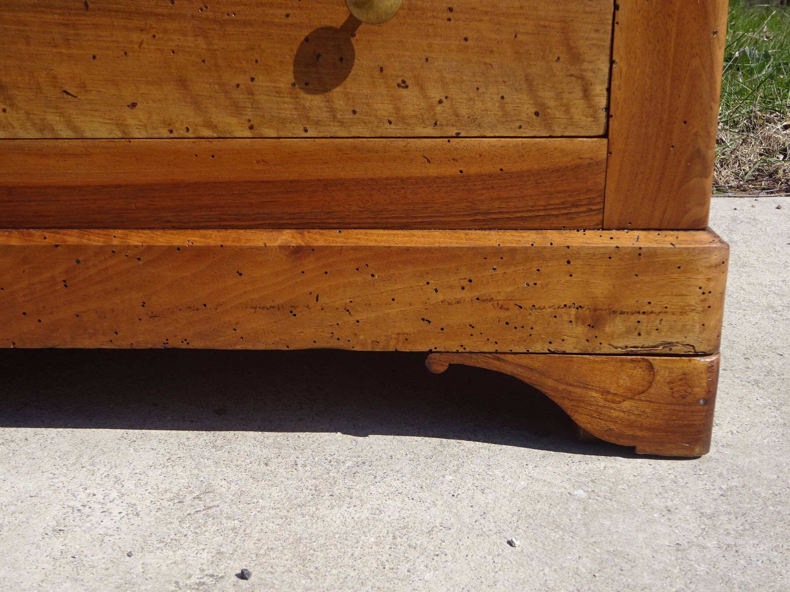 Antique Louis Philippe chest of drawers made entirely of walnut.