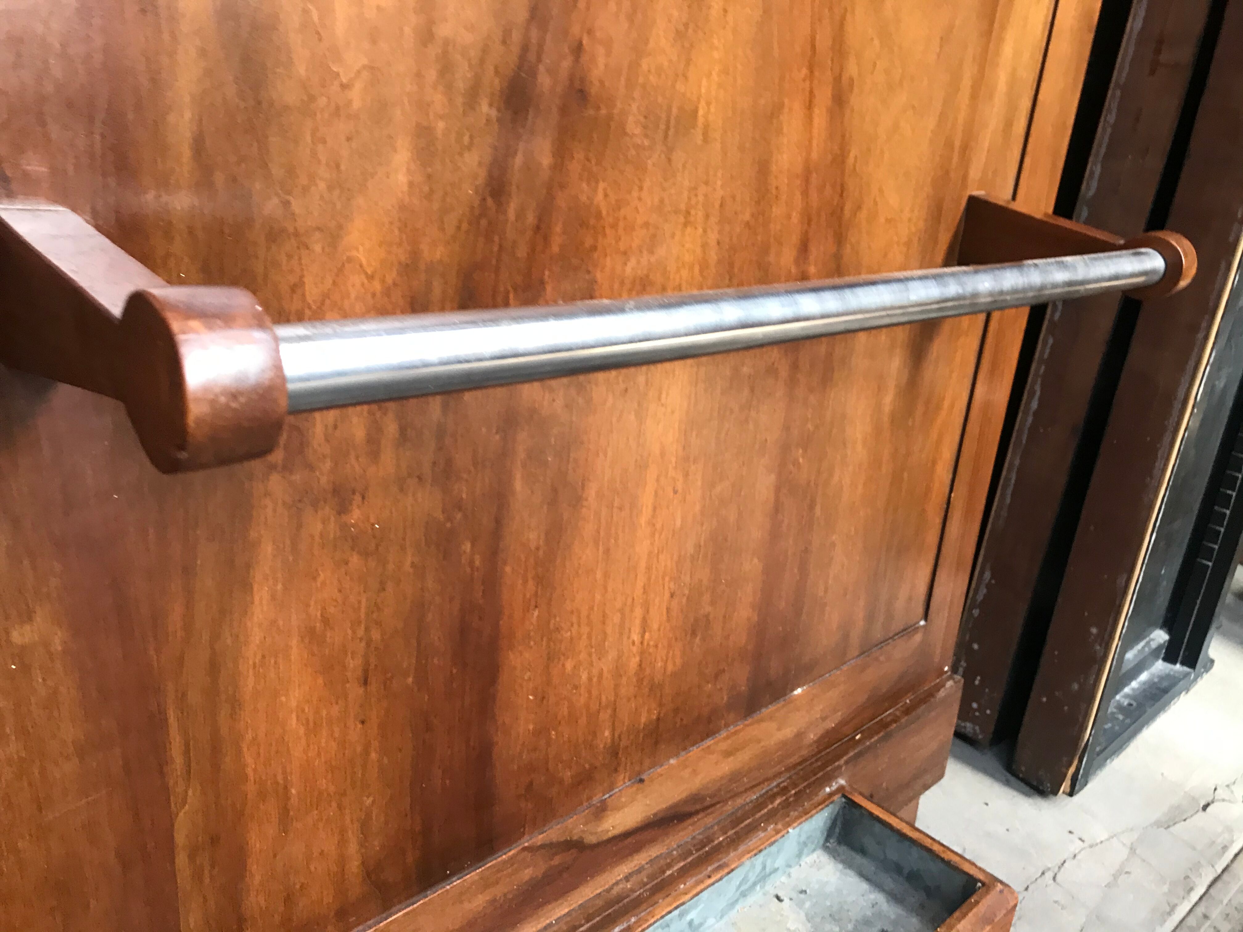 Period art deco in walnut veneer