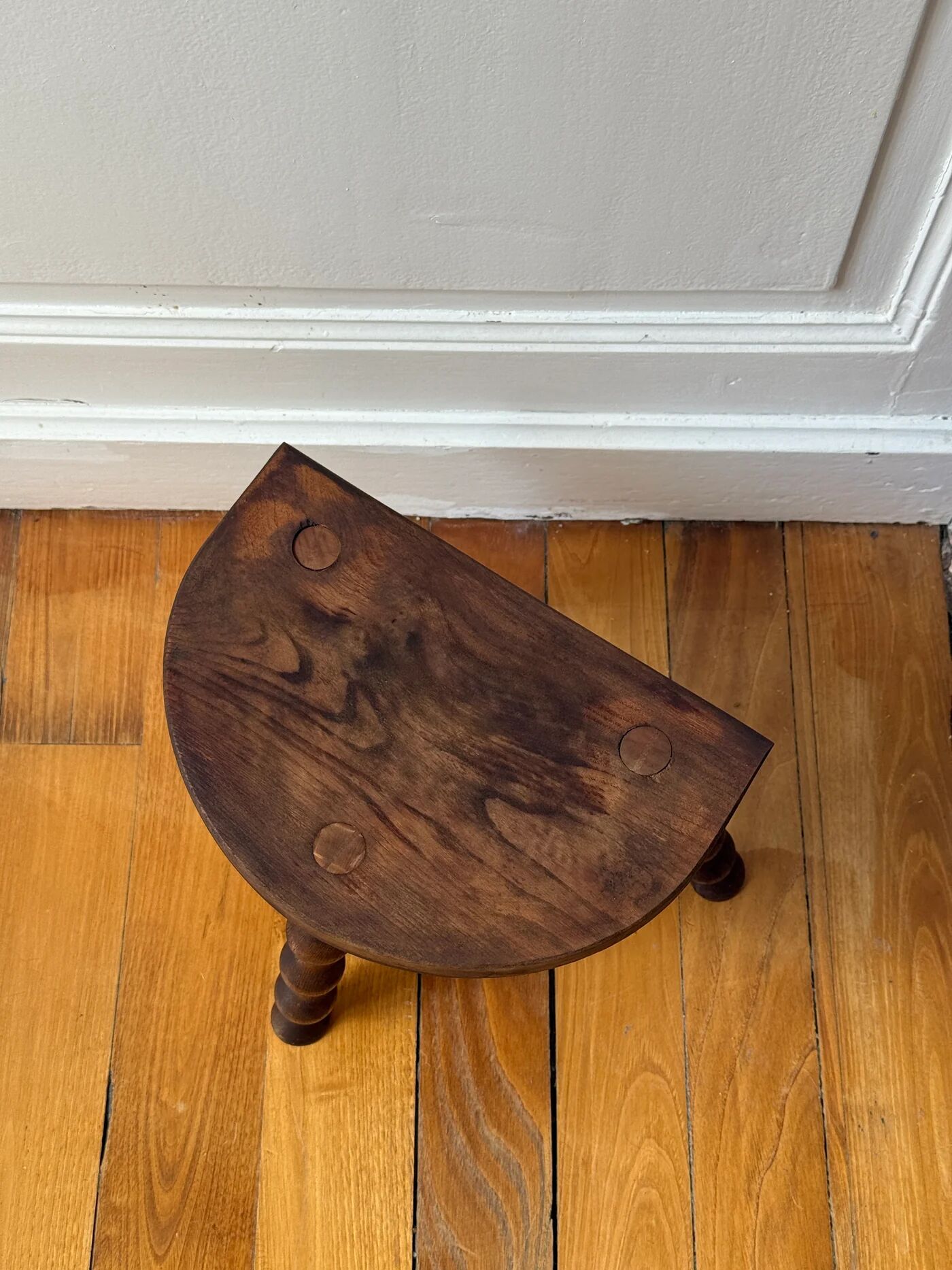 Tabouret tripode en bois tourné