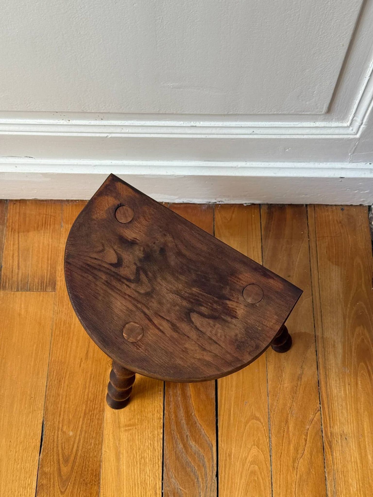 Tabouret tripode en bois tourné