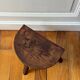 Tabouret tripode en bois tourné
