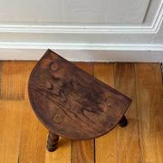 Tabouret tripode en bois tourné