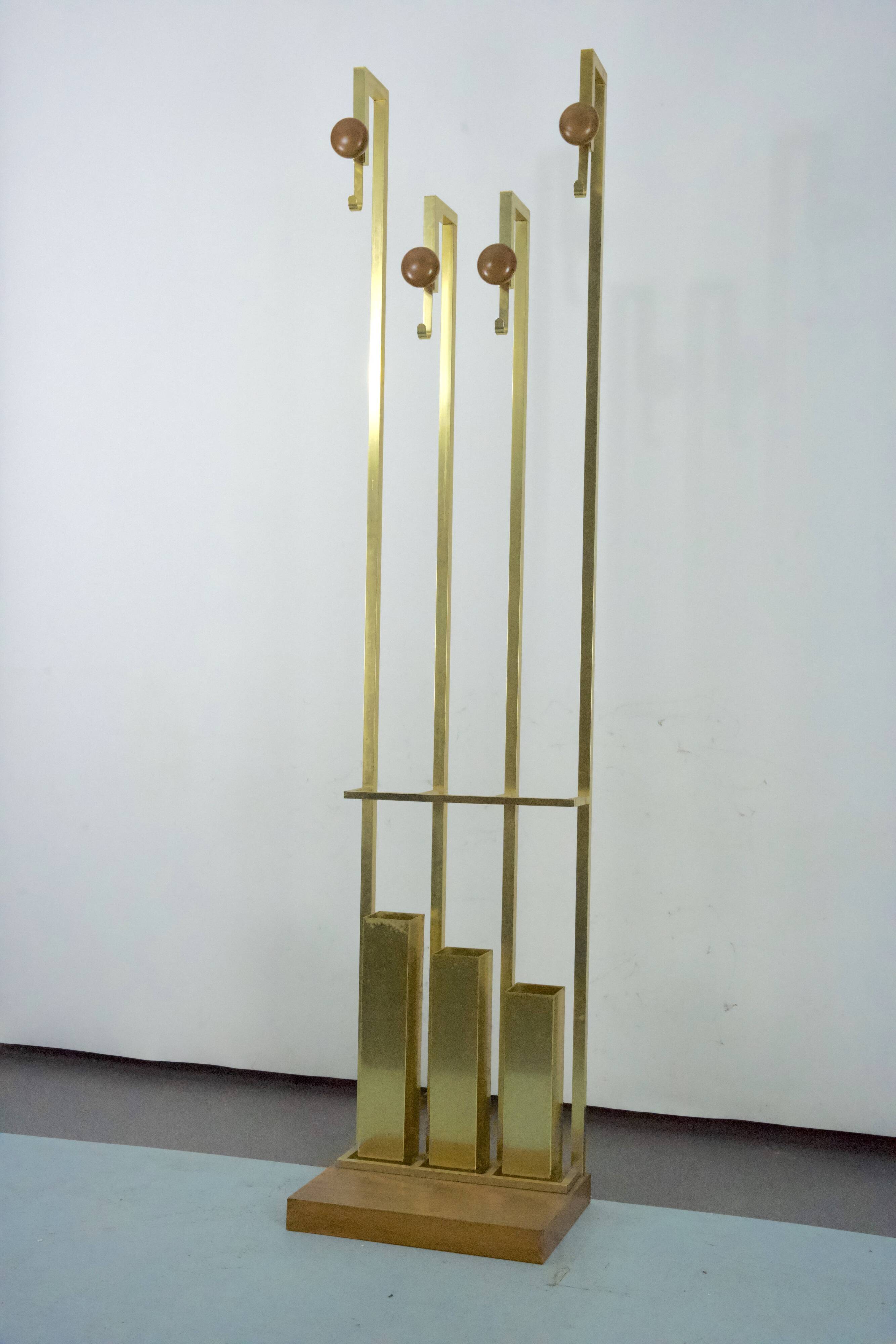 Portemanteau en laiton et bois du milieu du siècle. Italie années 1970