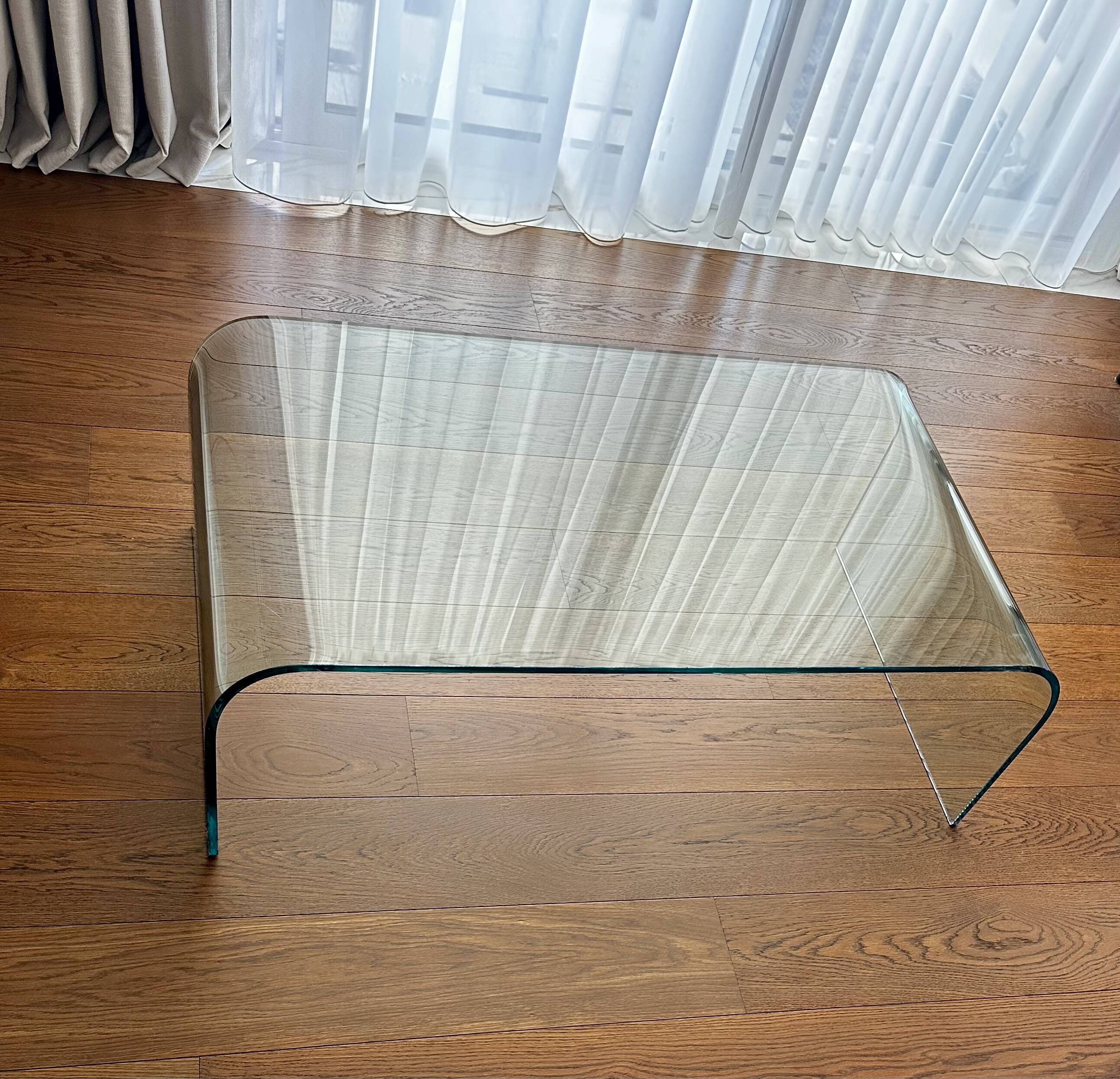 Table basse sculpturale en verre courbé 12 mm – design minimaliste