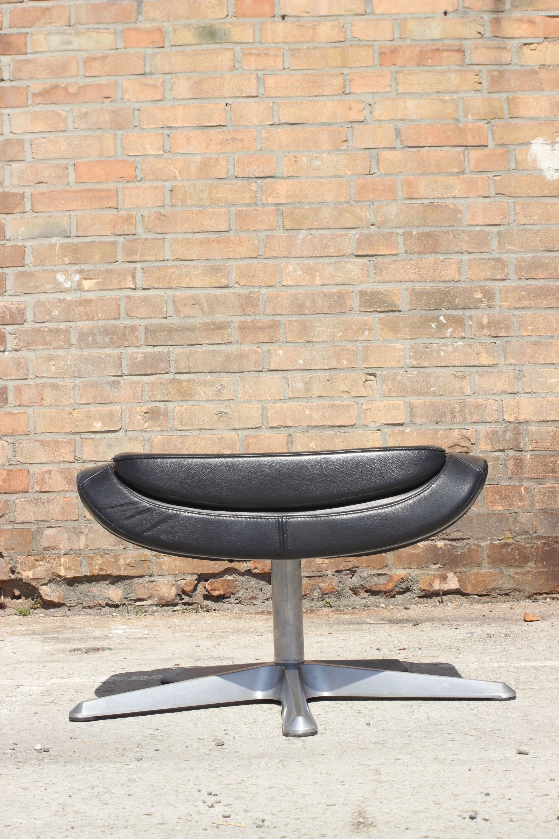 Ottoman Vintage in Leather and Aluminium, 1970s