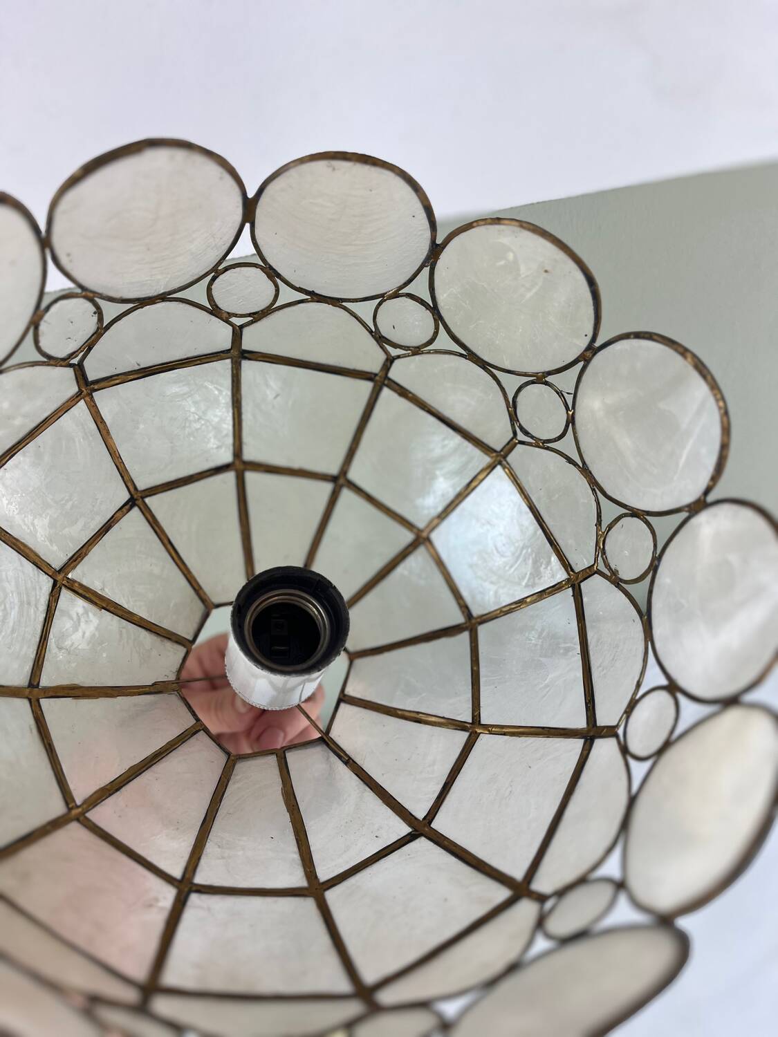 Mother-of-pearl suspension