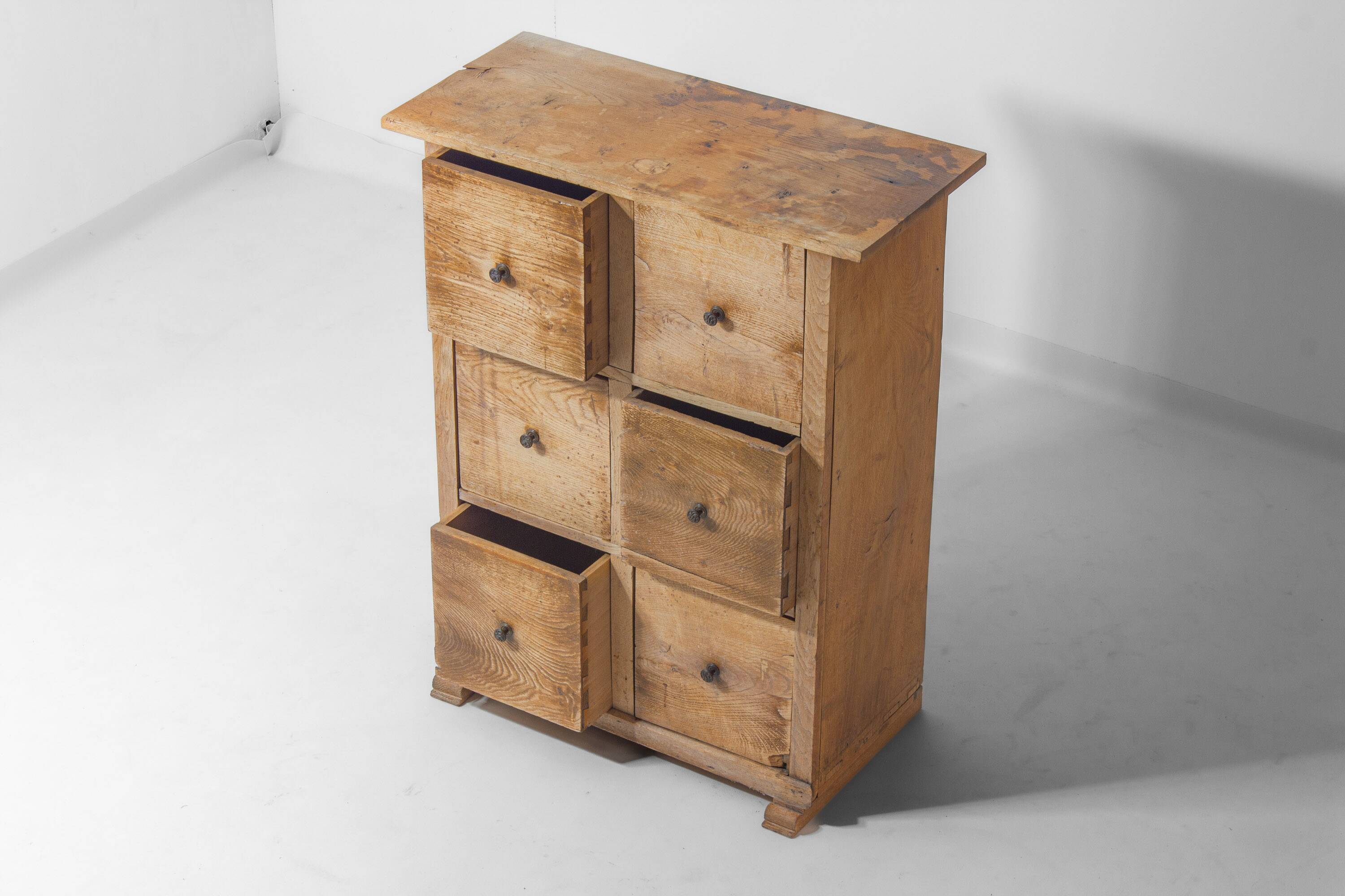 Commode rustique d'art populaire, France années 1900