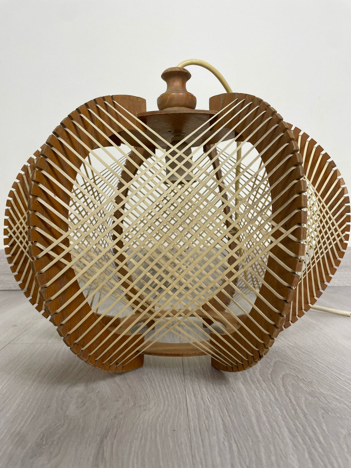 Suspension scandinave en bois et fils