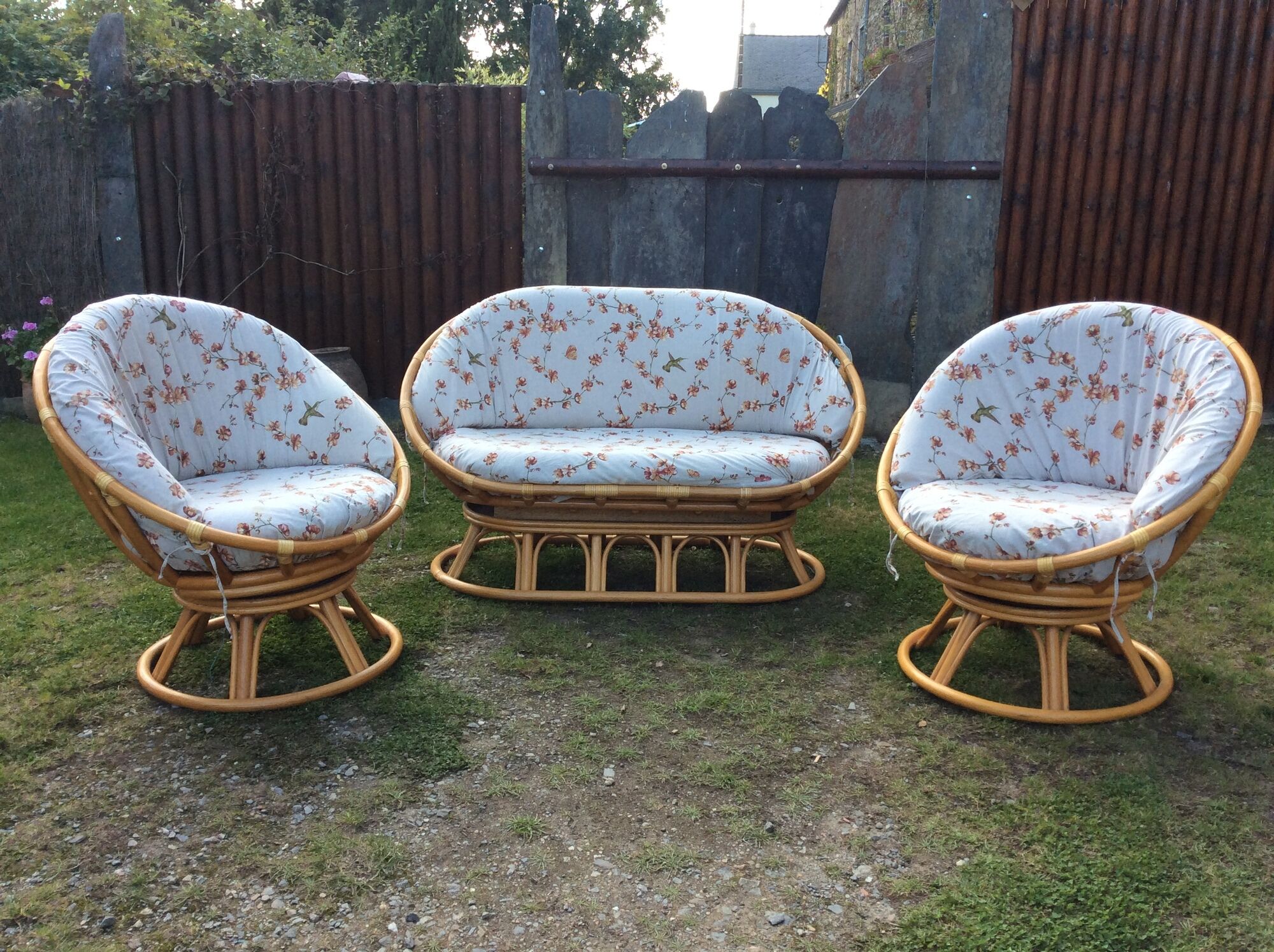 Vintage rattan lounge 1 bench and 2 swivel armchairs in perfect condition.