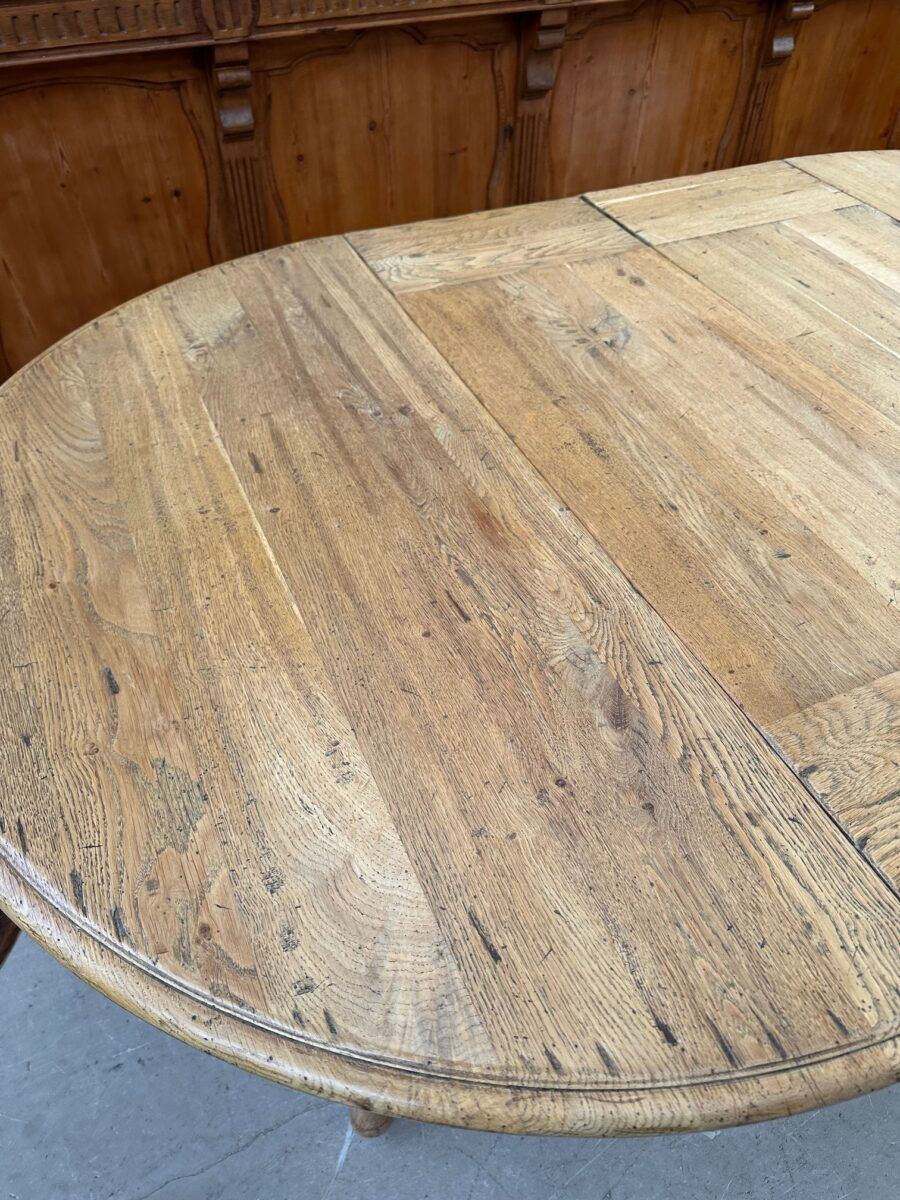 Round table in solid oak with its two extensions.
