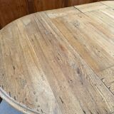 Round table in solid oak with its two extensions.